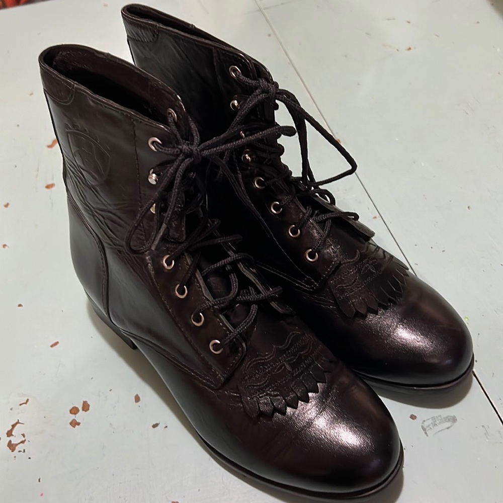 Ariat lace up boots 😍 size 7.5